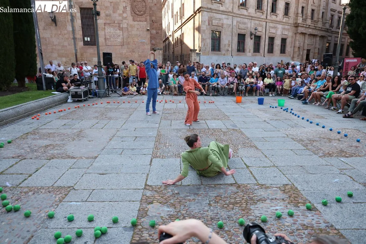 La compañía La Marroch Danza ha presentado hoy en Salamanca su espectáculo 'Trópico' en la Plaza de Anaya de Salamanca. Fotos: David Sañudo