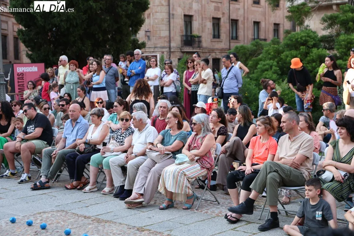 La compañía La Marroch Danza ha presentado hoy en Salamanca su espectáculo 'Trópico' en la Plaza de Anaya de Salamanca. Fotos: David Sañudo