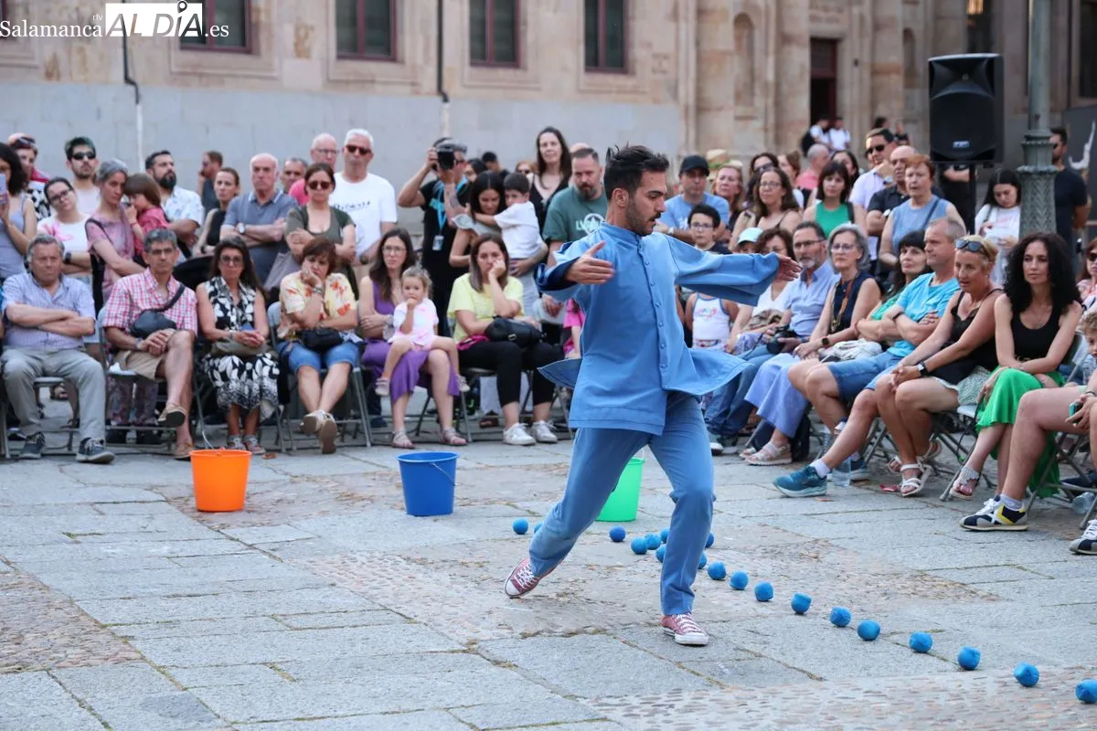 La compañía La Marroch Danza ha presentado hoy en Salamanca su espectáculo 'Trópico' en la Plaza de Anaya de Salamanca. Fotos: David Sañudo