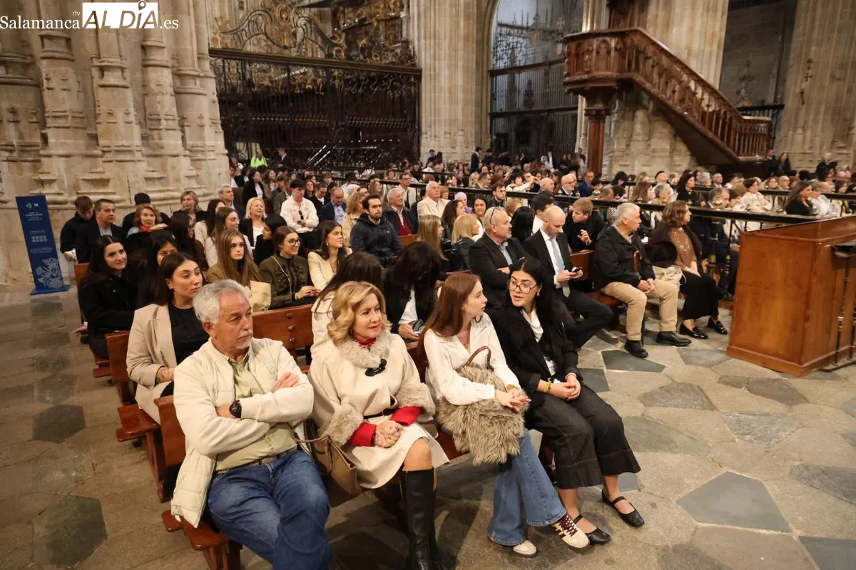 Confirmación de medio centenar de jóvenes en la Catedral Nueva de Salamanca. Fotos: David Sañudo