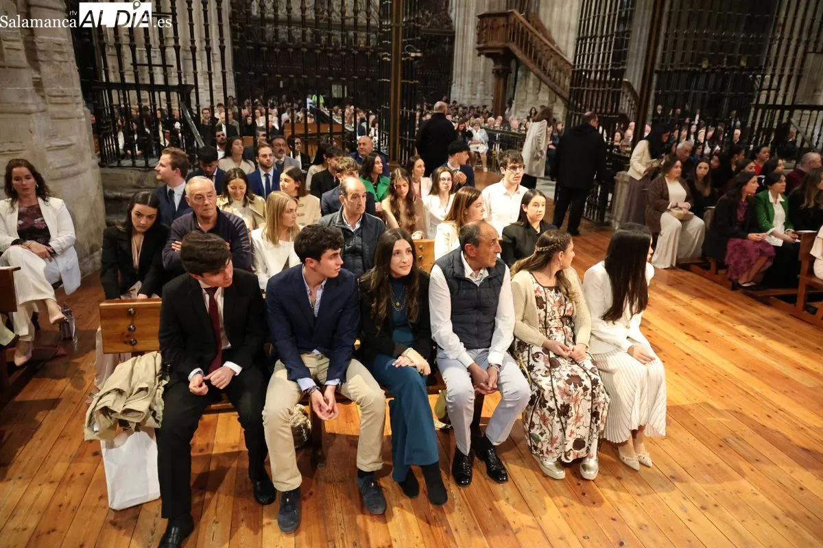 Confirmación de medio centenar de jóvenes en la Catedral Nueva de Salamanca. Fotos: David Sañudo