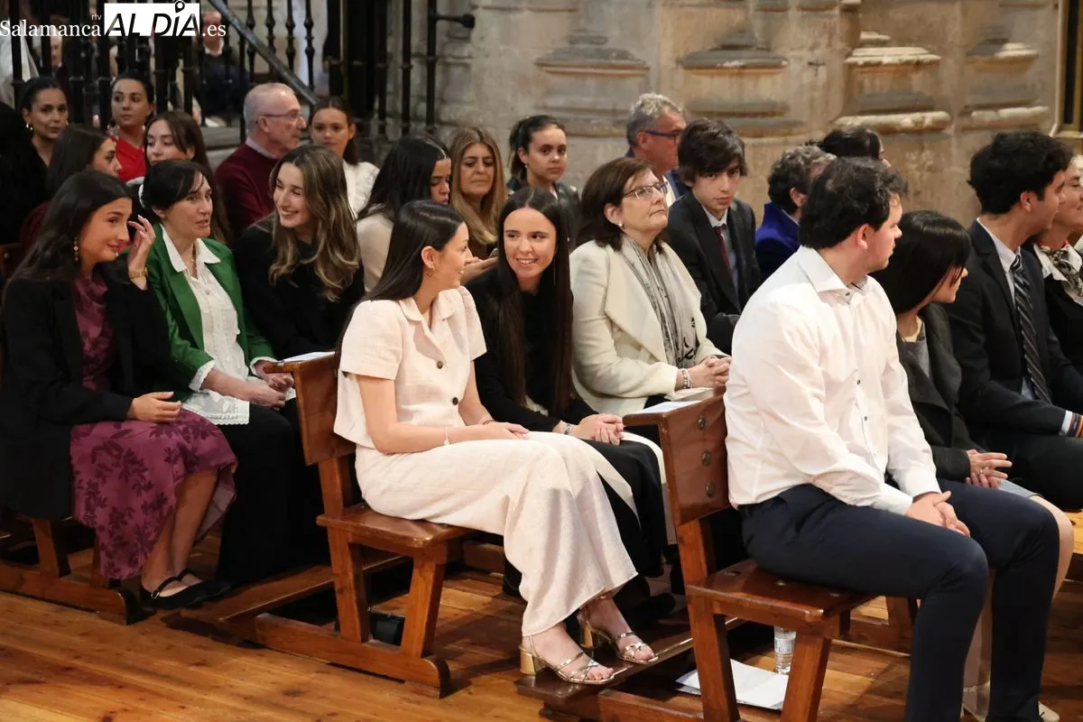 Confirmación de medio centenar de jóvenes en la Catedral Nueva de Salamanca. Fotos: David Sañudo