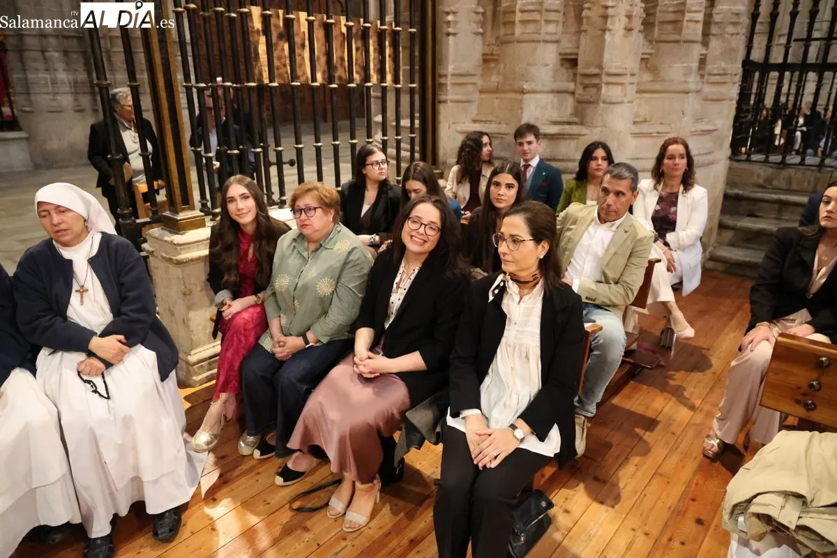 Confirmación de medio centenar de jóvenes en la Catedral Nueva de Salamanca. Fotos: David Sañudo