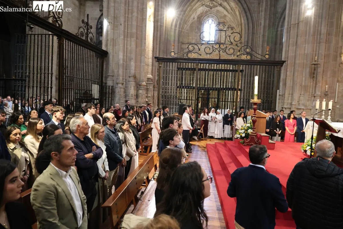 Confirmación de medio centenar de jóvenes en la Catedral Nueva de Salamanca. Fotos: David Sañudo