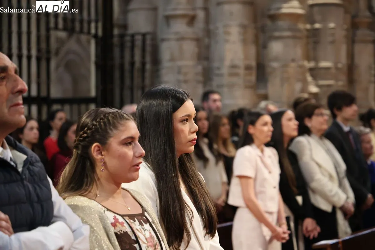 Confirmación de medio centenar de jóvenes en la Catedral Nueva de Salamanca. Fotos: David Sañudo