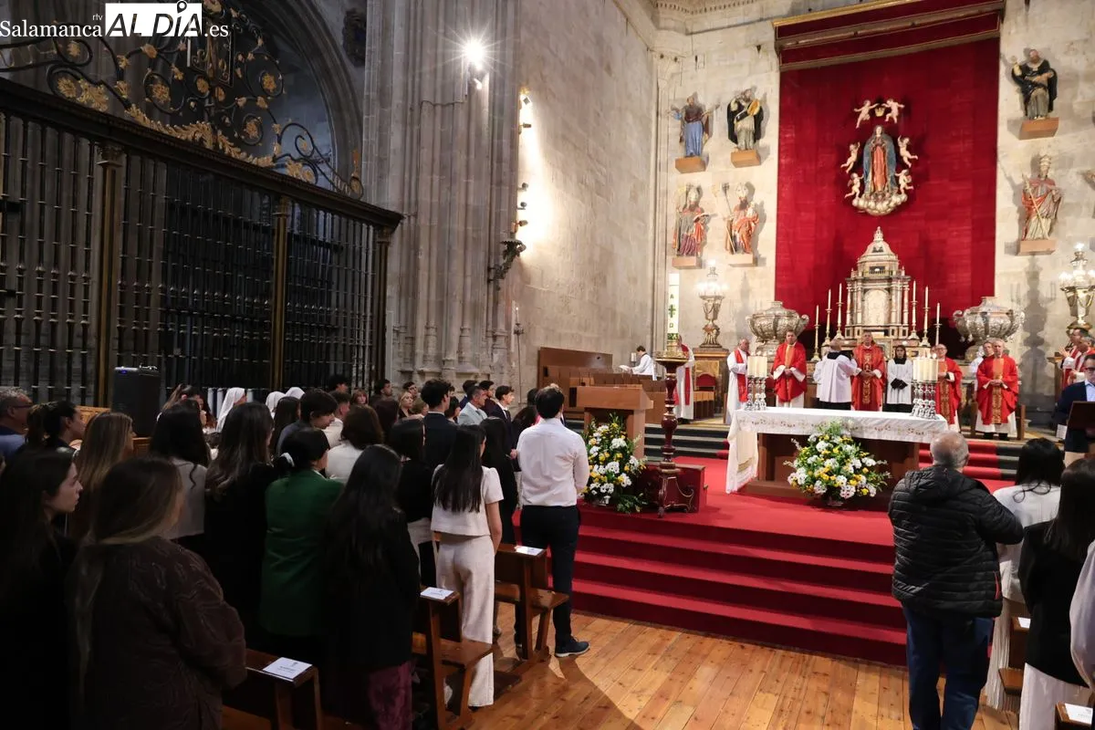 Confirmación de medio centenar de jóvenes en la Catedral Nueva de Salamanca. Fotos: David Sañudo