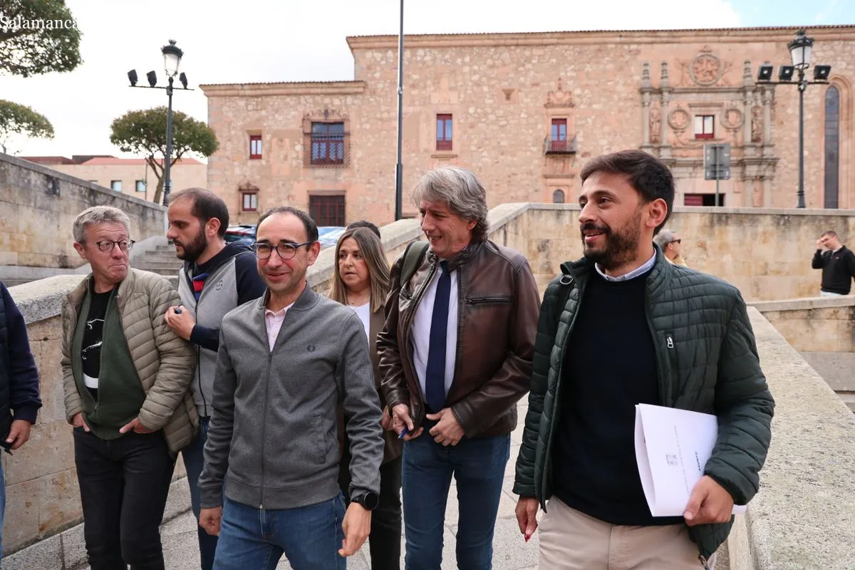 Mesa del Transporte en Salamanca, que ha contado con la participación del secretario general del PSOE de Castilla y León, Carlos Martínez. Fotos: David Sañudo