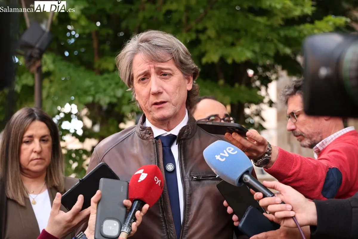 Mesa del Transporte en Salamanca, que ha contado con la participación del secretario general del PSOE de Castilla y León, Carlos Martínez. Fotos: David Sañudo