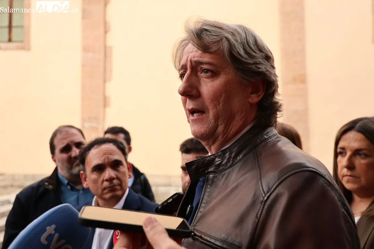 Mesa del Transporte en Salamanca, que ha contado con la participación del secretario general del PSOE de Castilla y León, Carlos Martínez. Fotos: David Sañudo