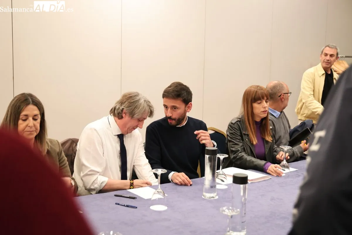 Mesa del Transporte en Salamanca, que ha contado con la participación del secretario general del PSOE de Castilla y León, Carlos Martínez. Fotos: David Sañudo