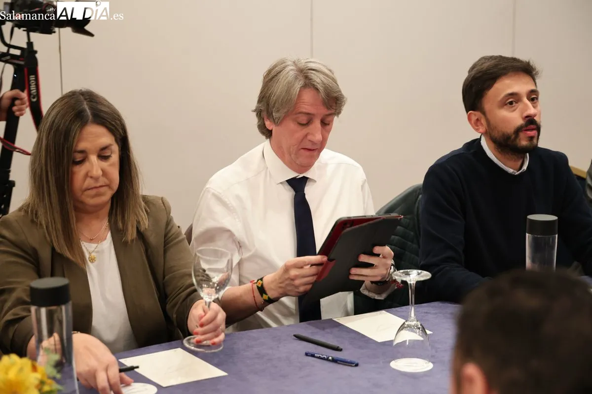 Mesa del Transporte en Salamanca, que ha contado con la participación del secretario general del PSOE de Castilla y León, Carlos Martínez. Fotos: David Sañudo