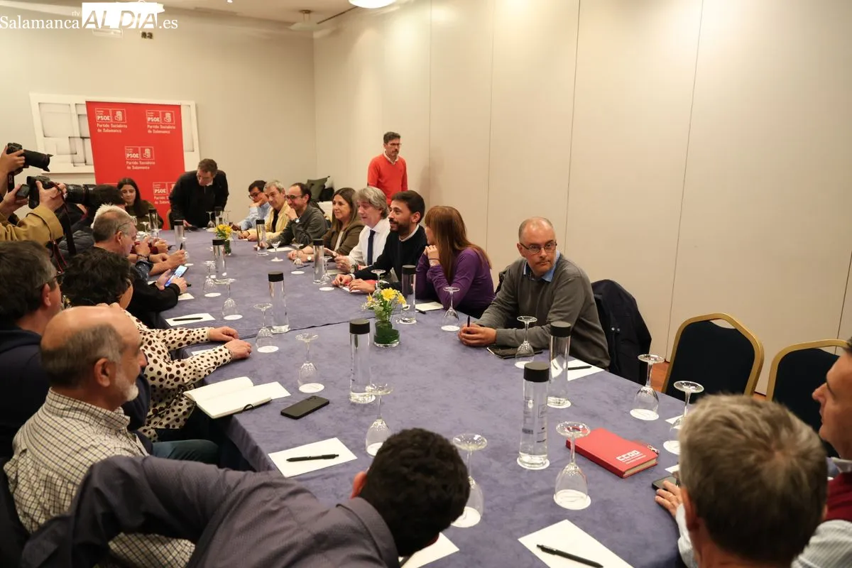 Mesa del Transporte en Salamanca, que ha contado con la participación del secretario general del PSOE de Castilla y León, Carlos Martínez. Fotos: David Sañudo