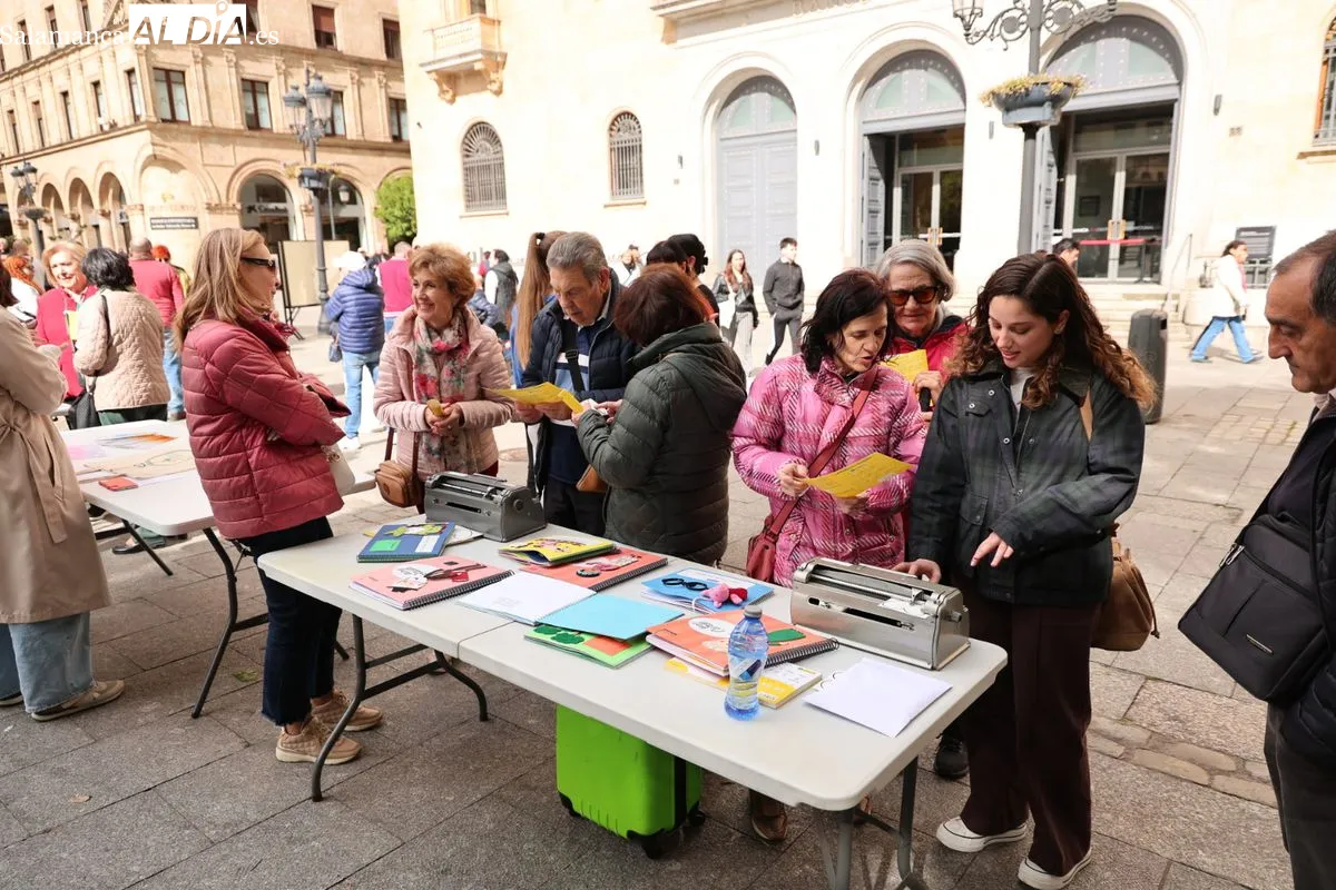 'Destino: Salamanca Accesible', una iniciativa se sensibilización social en la plaza de Los Bandos de Salamanca. Fotos: David Sañudo