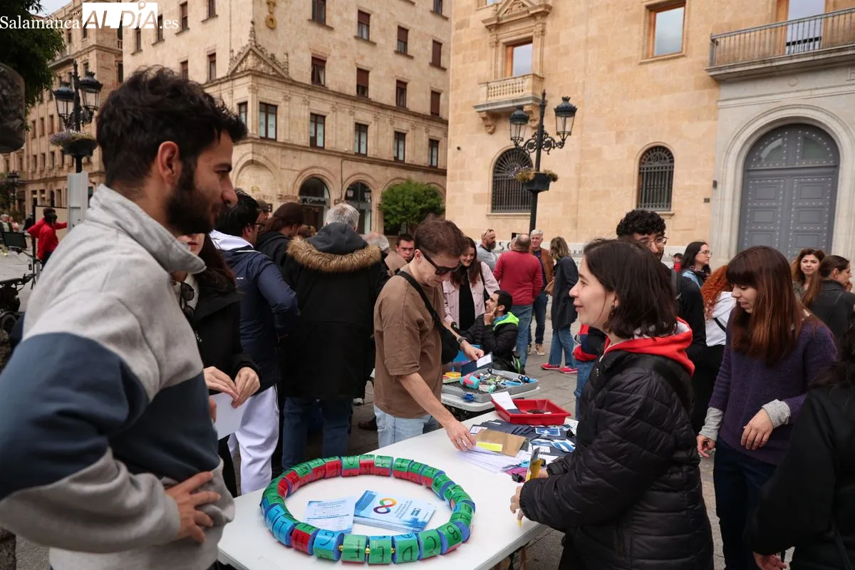'Destino: Salamanca Accesible', una iniciativa se sensibilización social en la plaza de Los Bandos de Salamanca. Fotos: David Sañudo