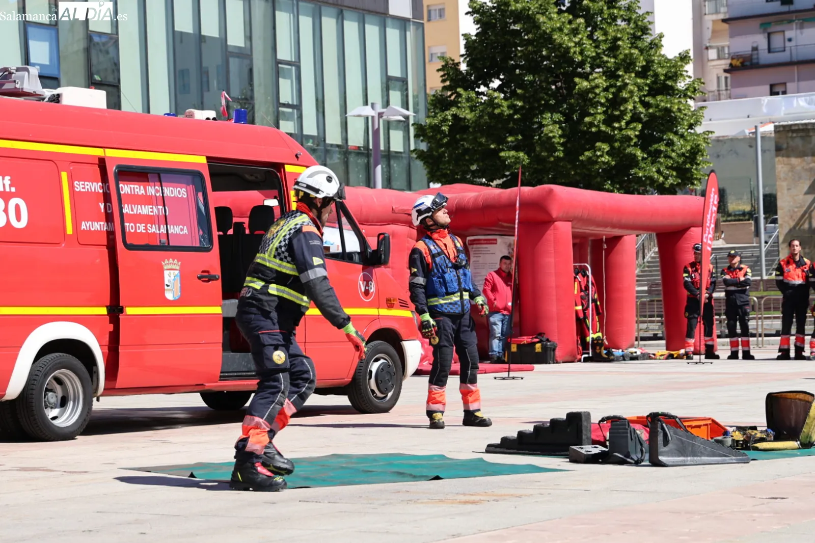 Un espectacular simulacro de accidente en Salamanca muestra cómo salvar vidas | FOTOS: David Sañudo