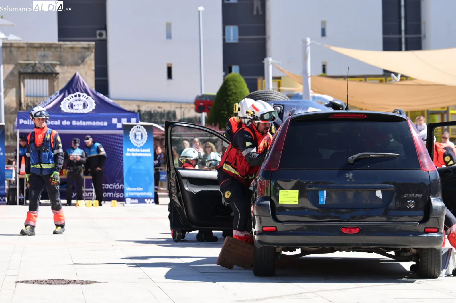 Un espectacular simulacro de accidente en Salamanca muestra cómo salvar vidas | FOTOS: David Sañudo