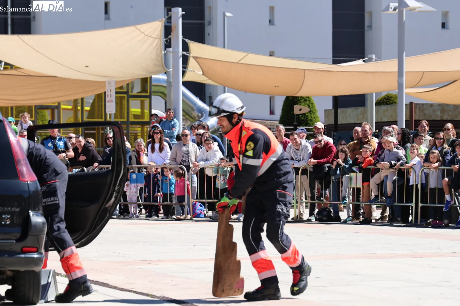 Un espectacular simulacro de accidente en Salamanca muestra cómo salvar vidas | FOTOS: David Sañudo
