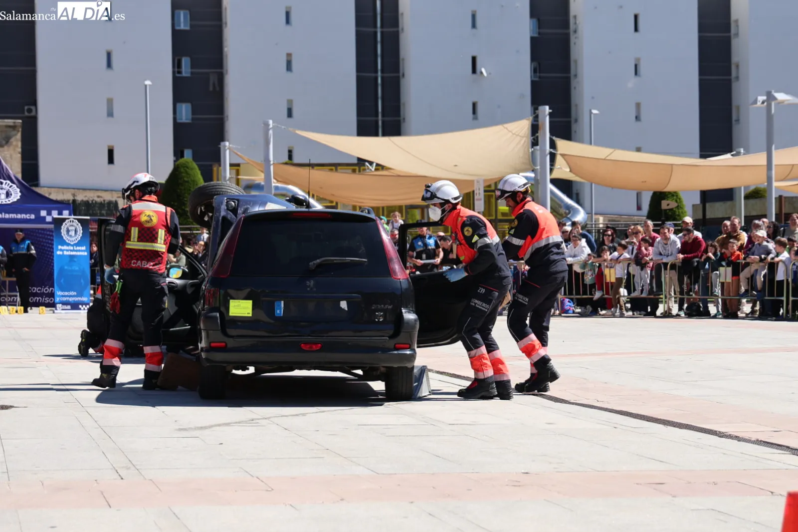 Un espectacular simulacro de accidente en Salamanca muestra cómo salvar vidas | FOTOS: David Sañudo
