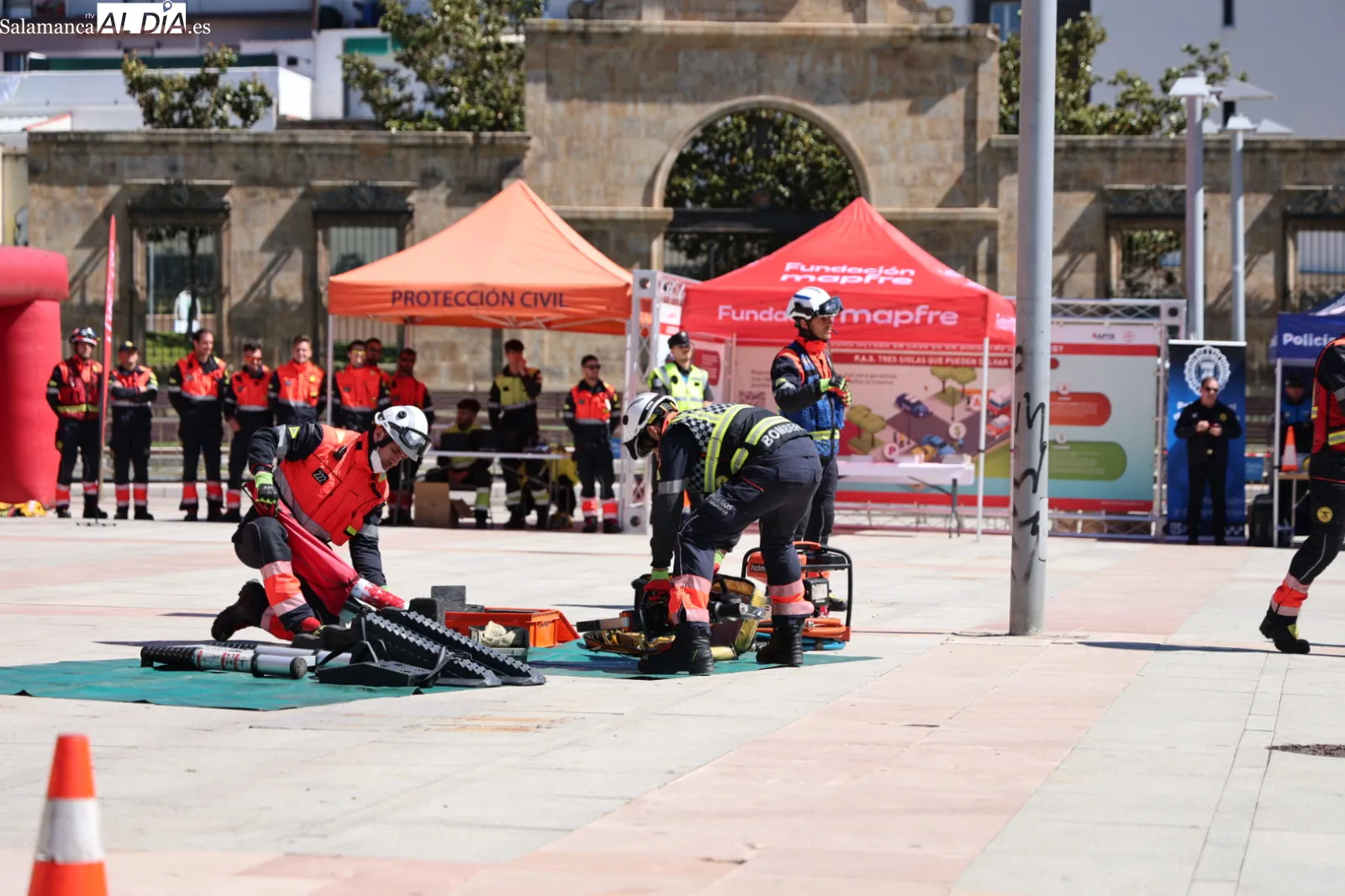 Un espectacular simulacro de accidente en Salamanca muestra cómo salvar vidas | FOTOS: David Sañudo
