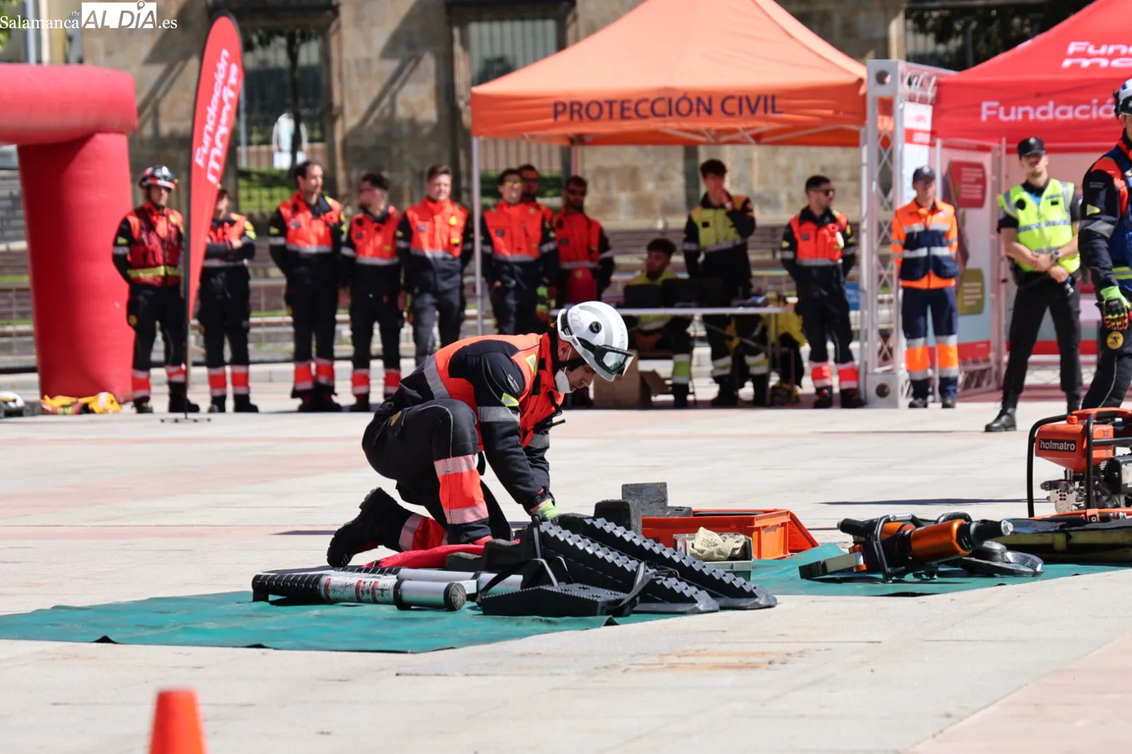 Un espectacular simulacro de accidente en Salamanca muestra cómo salvar vidas | FOTOS: David Sañudo