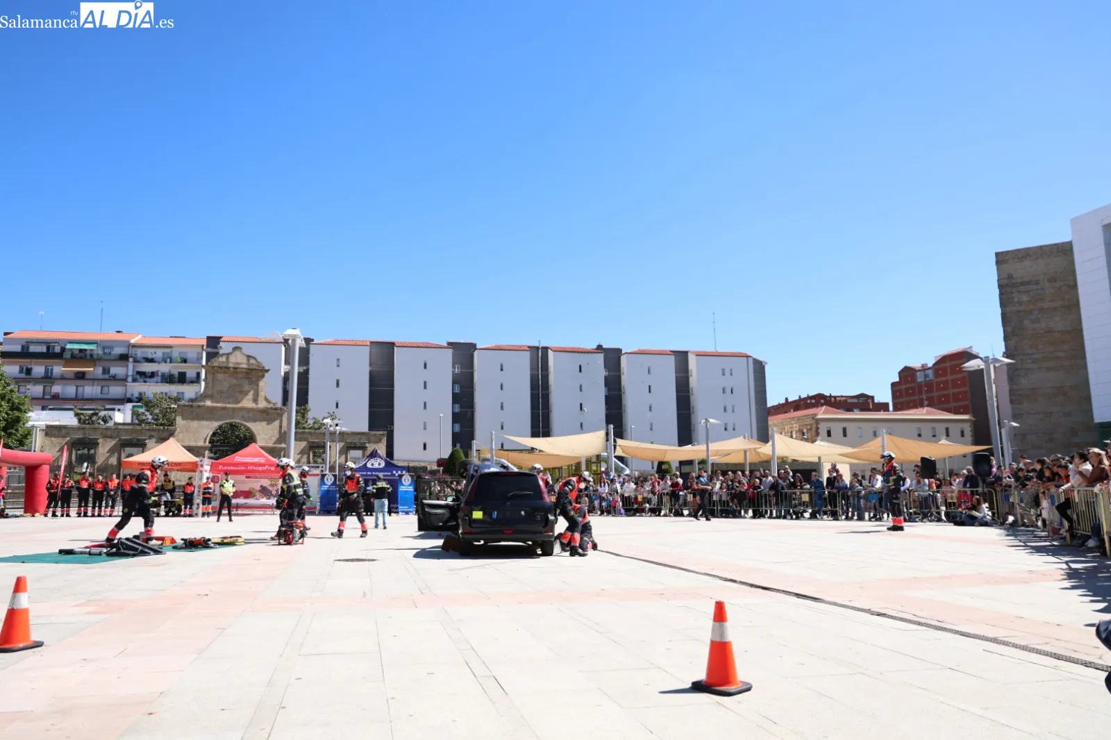 Un espectacular simulacro de accidente en Salamanca muestra cómo salvar vidas | FOTOS: David Sañudo