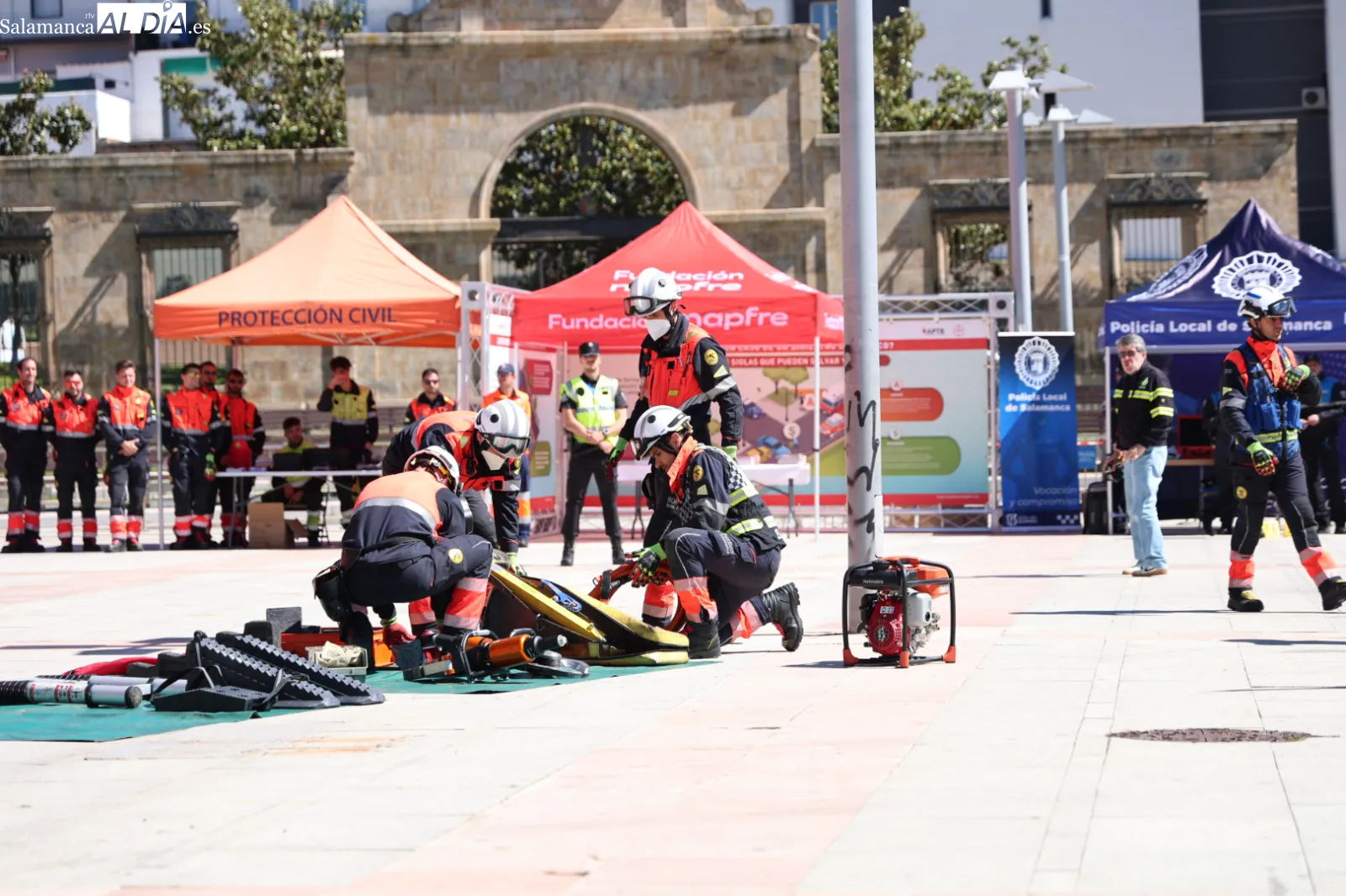 Un espectacular simulacro de accidente en Salamanca muestra cómo salvar vidas | FOTOS: David Sañudo