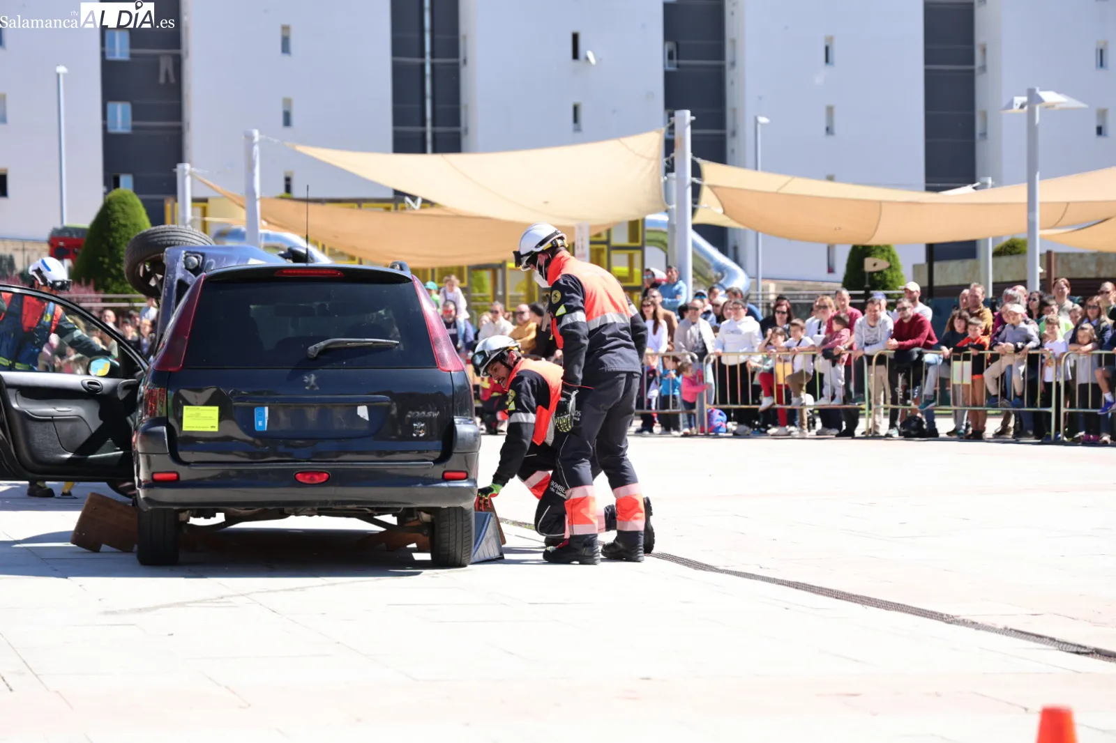 Un espectacular simulacro de accidente en Salamanca muestra cómo salvar vidas | FOTOS: David Sañudo