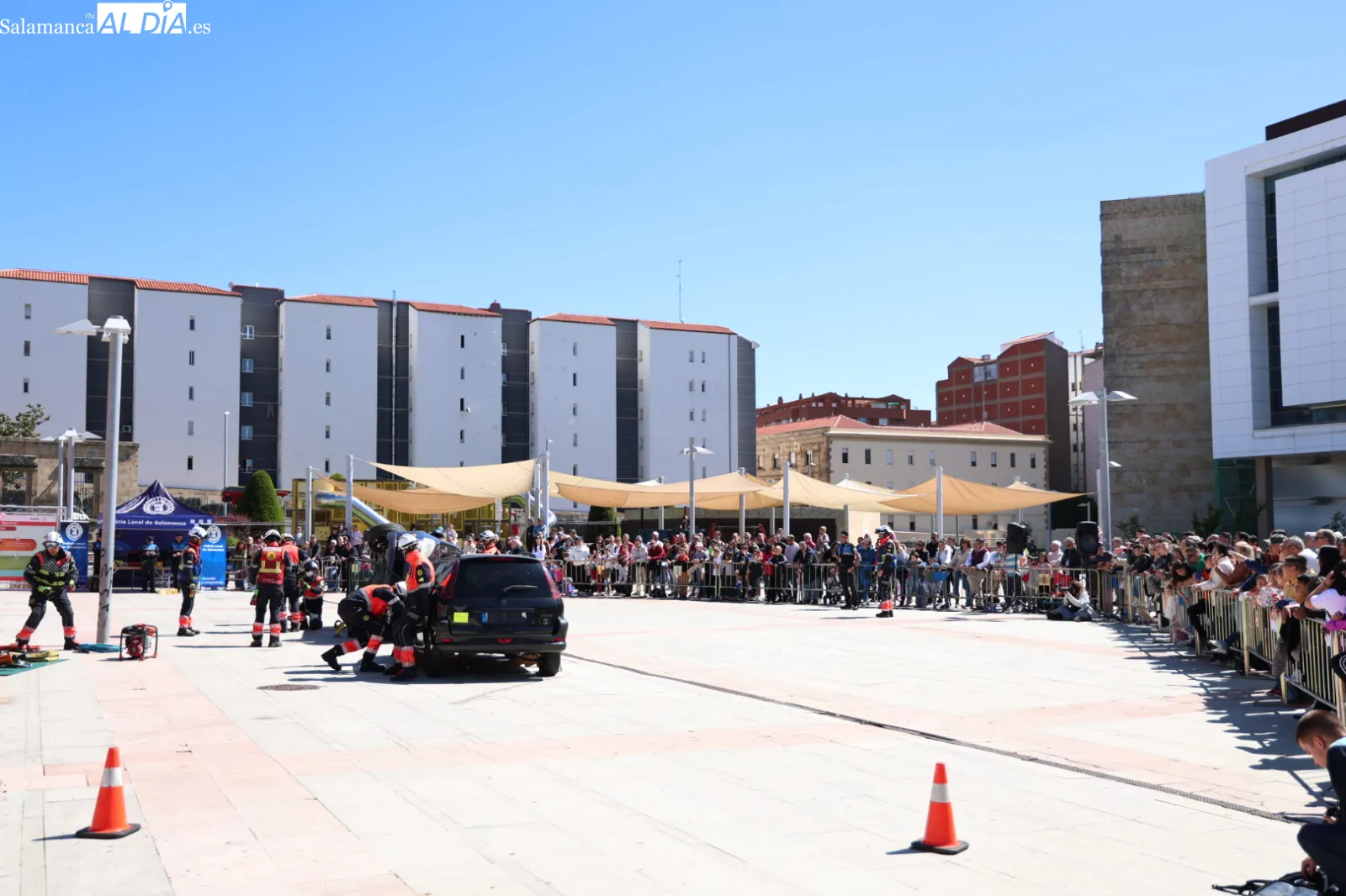 Un espectacular simulacro de accidente en Salamanca muestra cómo salvar vidas | FOTOS: David Sañudo