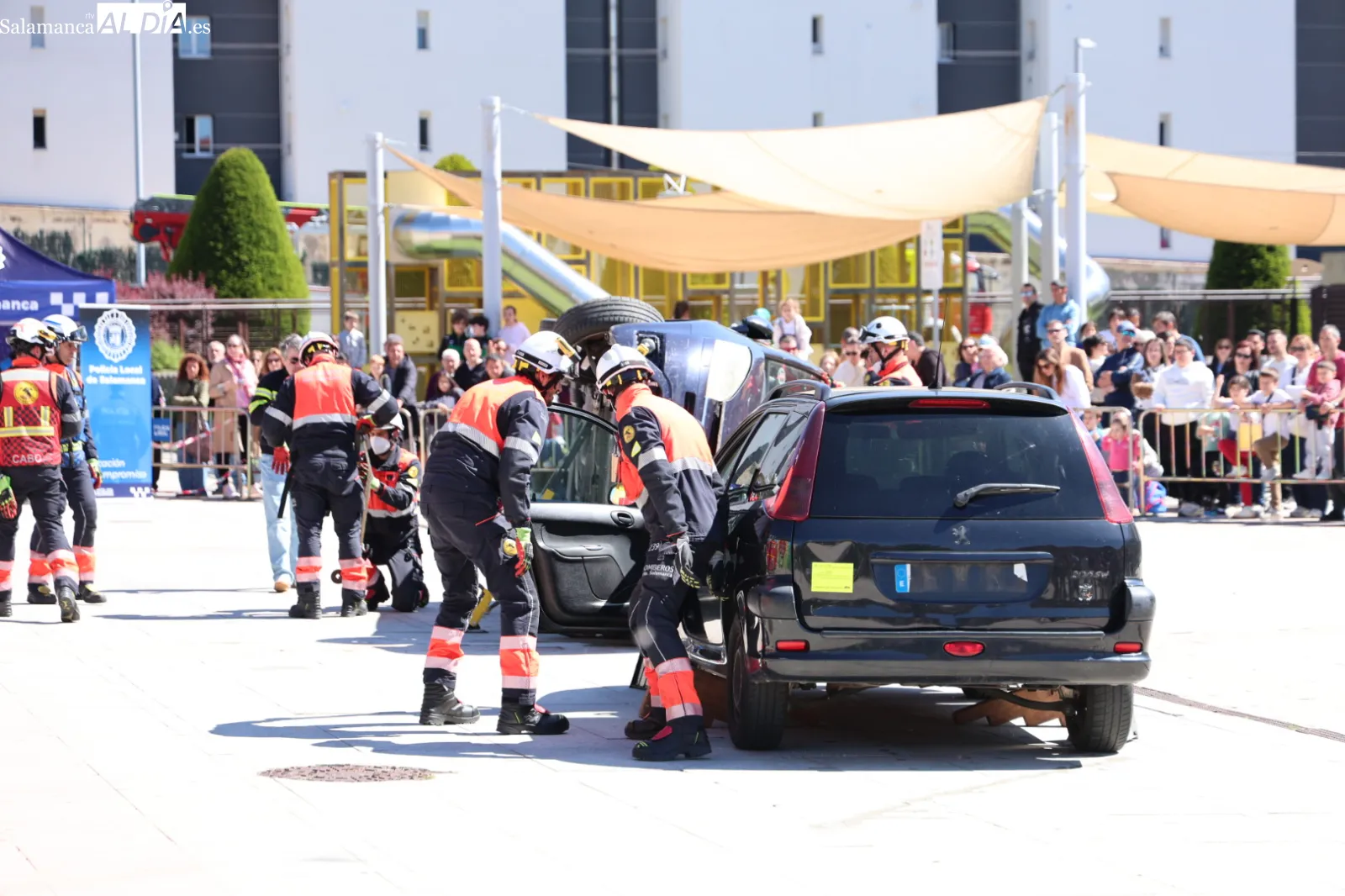 Un espectacular simulacro de accidente en Salamanca muestra cómo salvar vidas | FOTOS: David Sañudo
