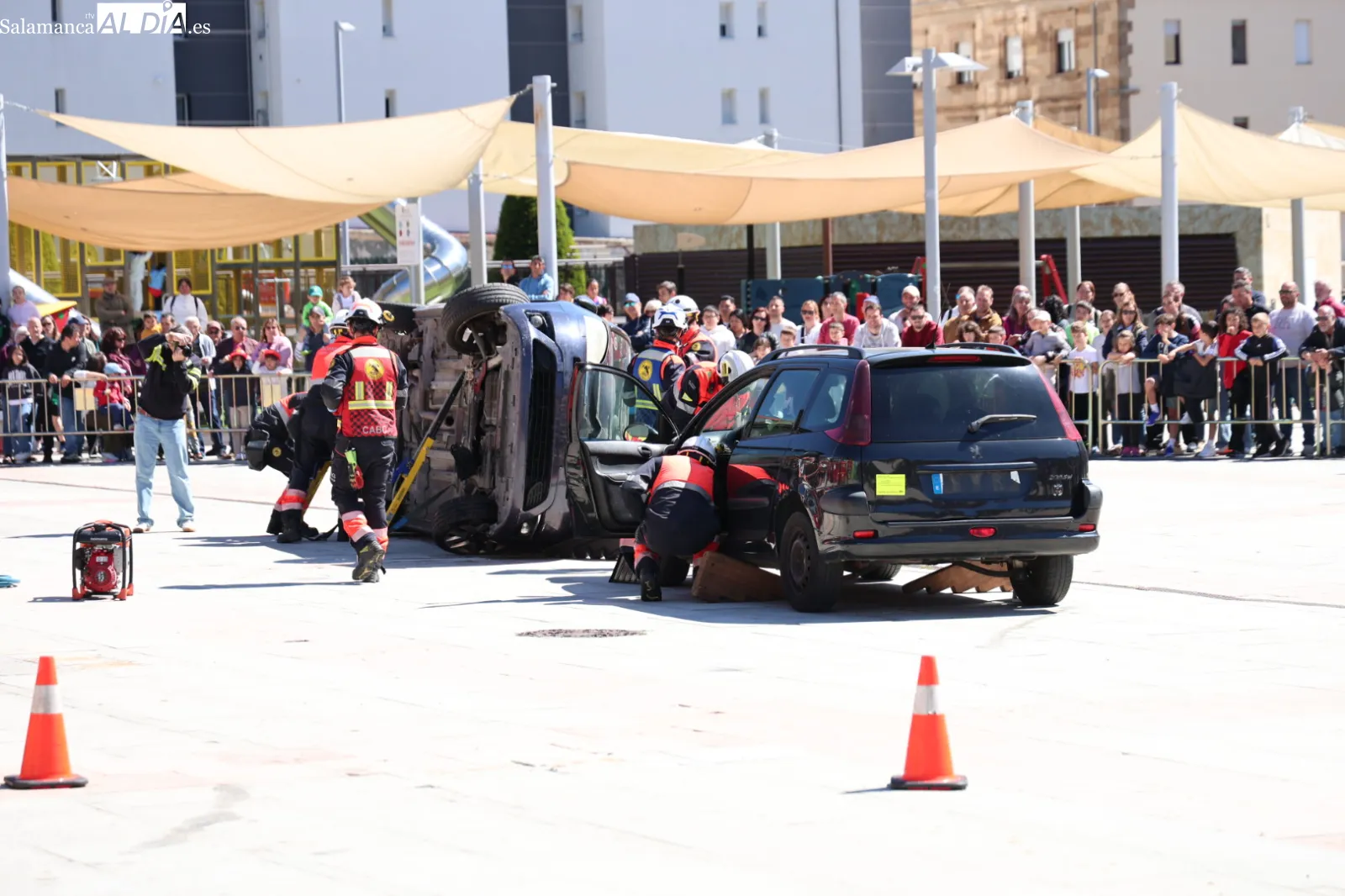 Un espectacular simulacro de accidente en Salamanca muestra cómo salvar vidas | FOTOS: David Sañudo