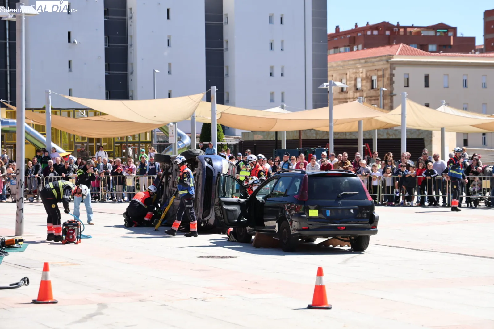Un espectacular simulacro de accidente en Salamanca muestra cómo salvar vidas | FOTOS: David Sañudo