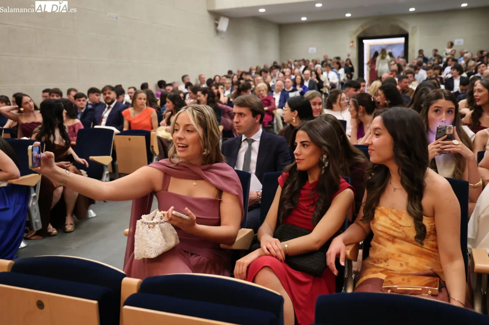 Emotiva despedida a la nueva generación de maestros formados en la UPSA | FOTOS: David Sañudo