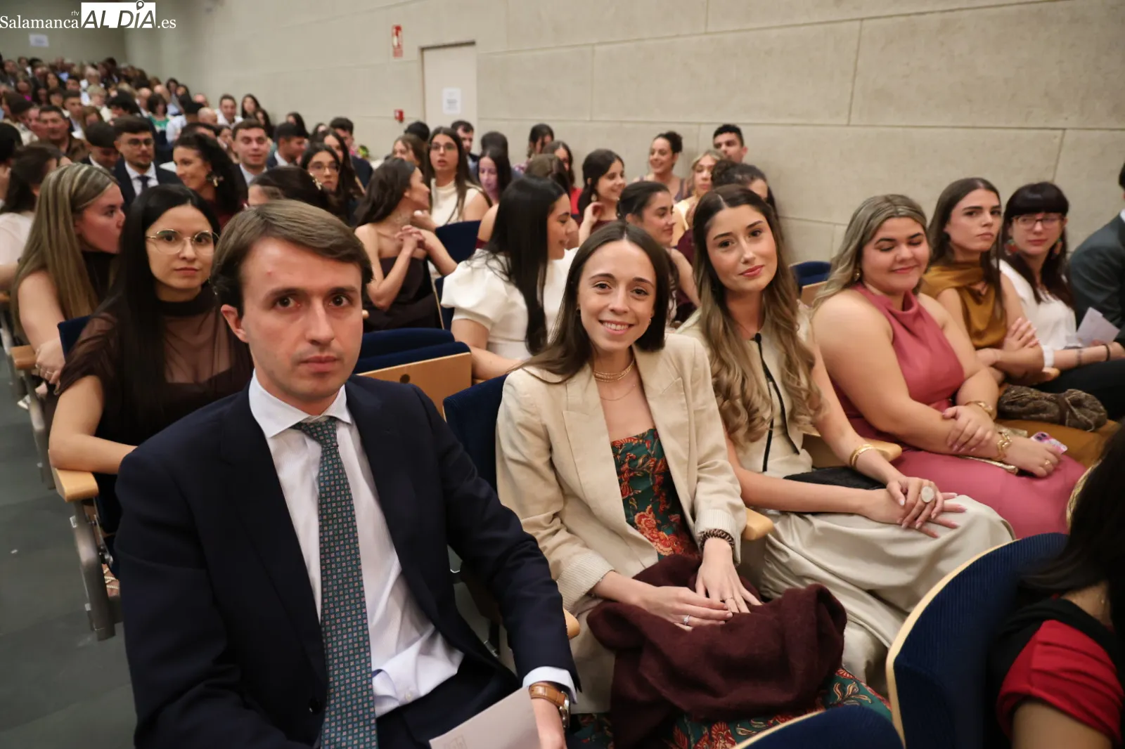 Emotiva despedida a la nueva generación de maestros formados en la UPSA | FOTOS: David Sañudo