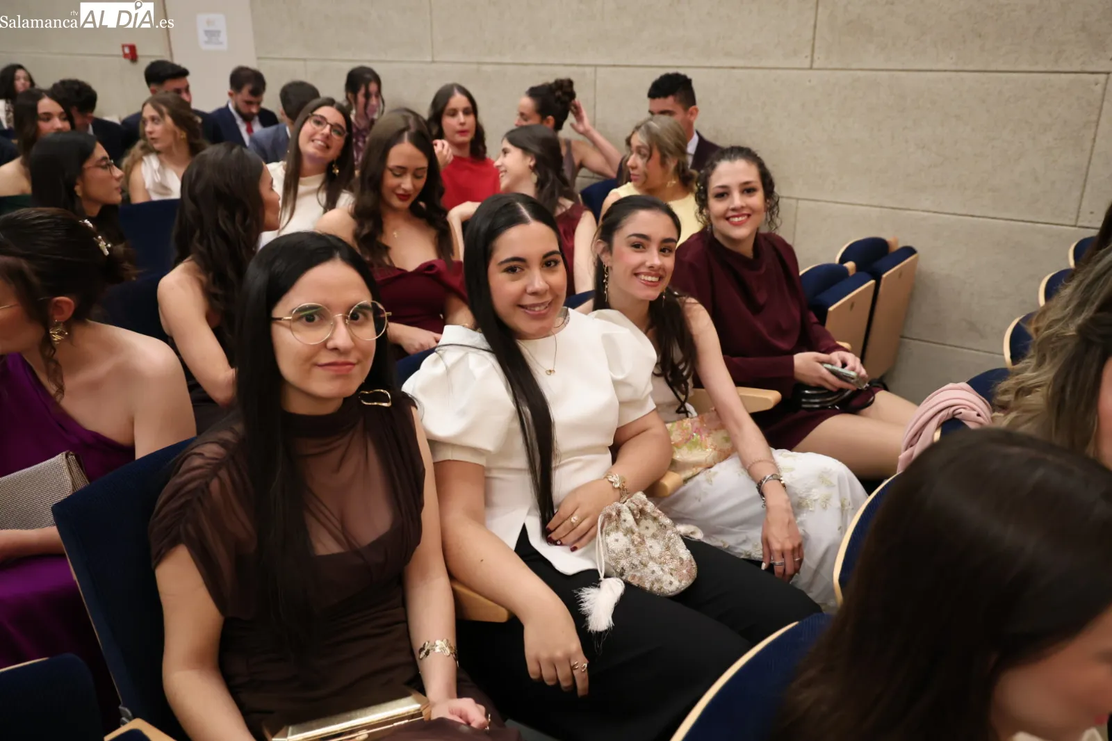 Emotiva despedida a la nueva generación de maestros formados en la UPSA | FOTOS: David Sañudo