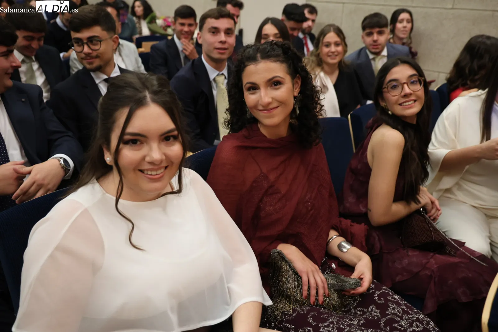 Emotiva despedida a la nueva generación de maestros formados en la UPSA | FOTOS: David Sañudo