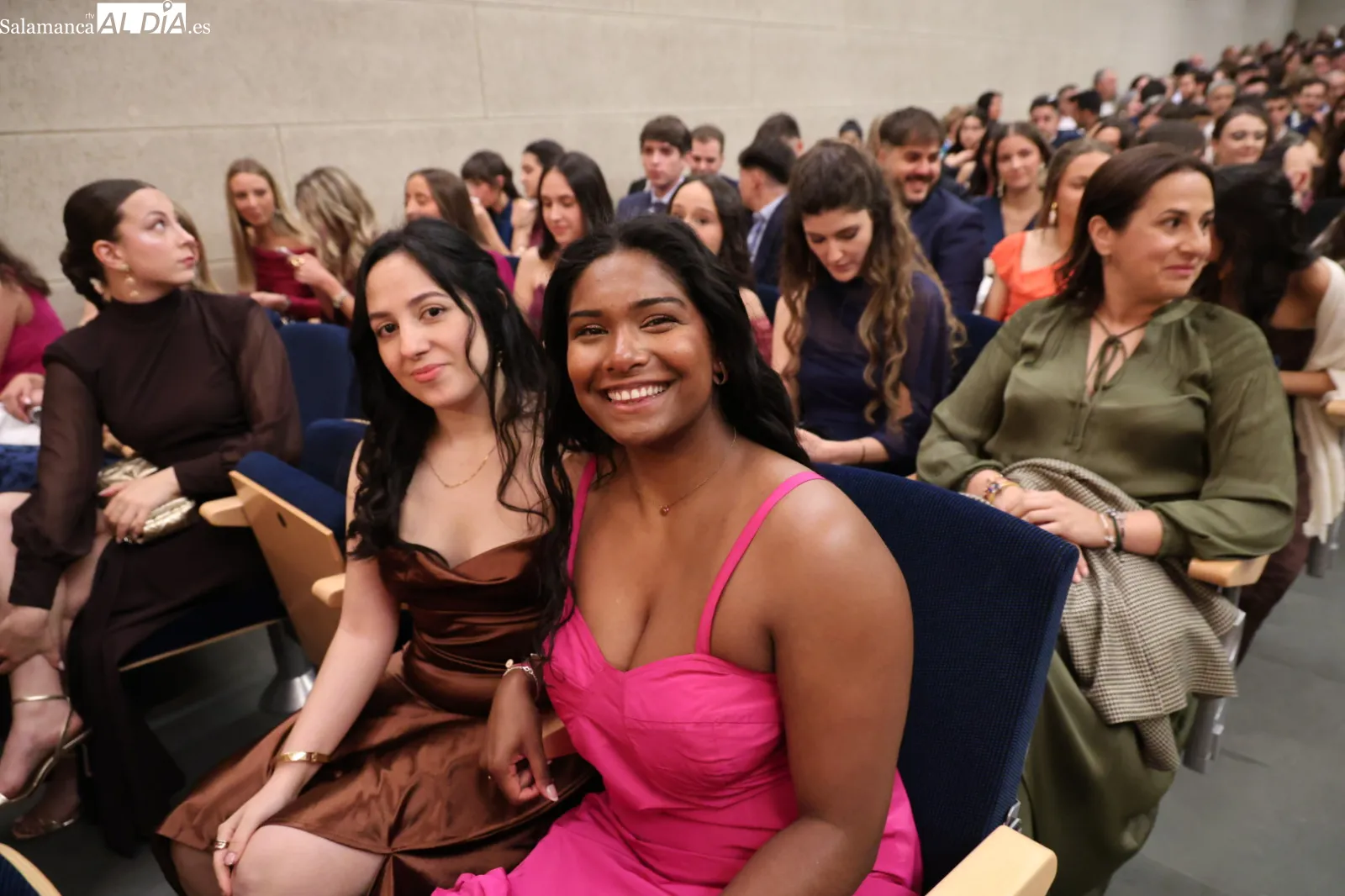 Emotiva despedida a la nueva generación de maestros formados en la UPSA | FOTOS: David Sañudo
