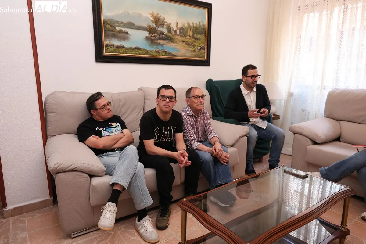 Antonio, Alejandro y Jorge en su vivienda de Asprodes en Salamanca | FOTOS: David Sañudo 