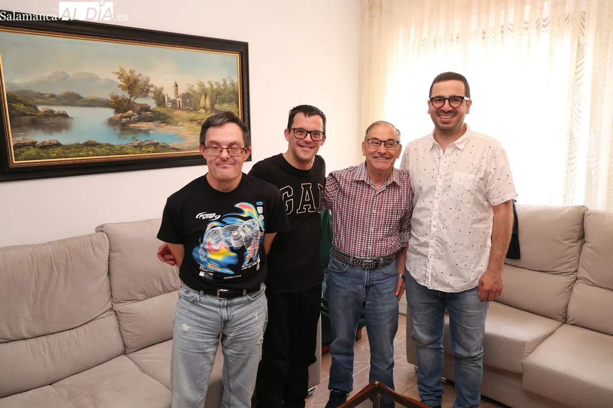 Antonio, Alejandro y Jorge en su vivienda de Asprodes en Salamanca | FOTOS: David Sañudo 