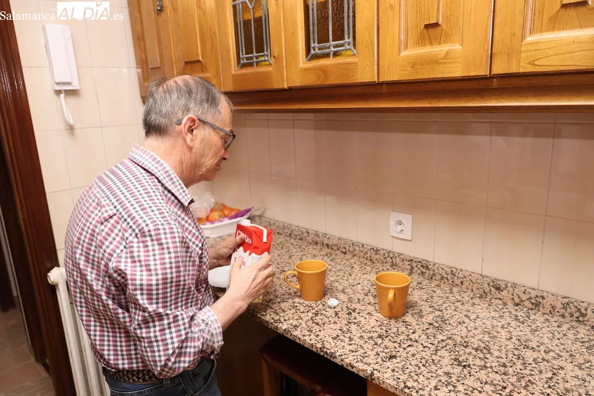 Antonio, Alejandro y Jorge en su vivienda de Asprodes en Salamanca | FOTOS: David Sañudo 