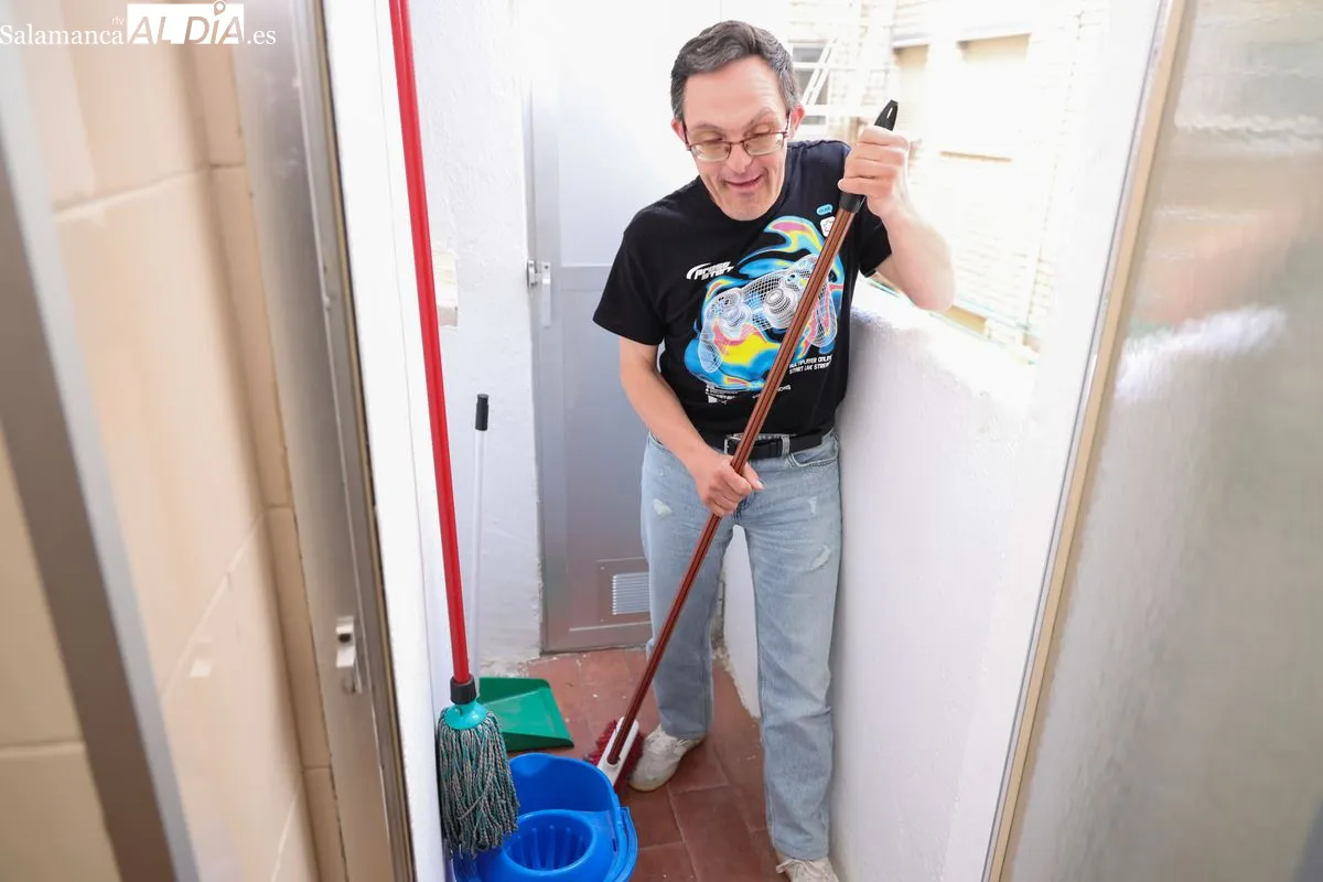 Antonio, Alejandro y Jorge en su vivienda de Asprodes en Salamanca | FOTOS: David Sañudo 