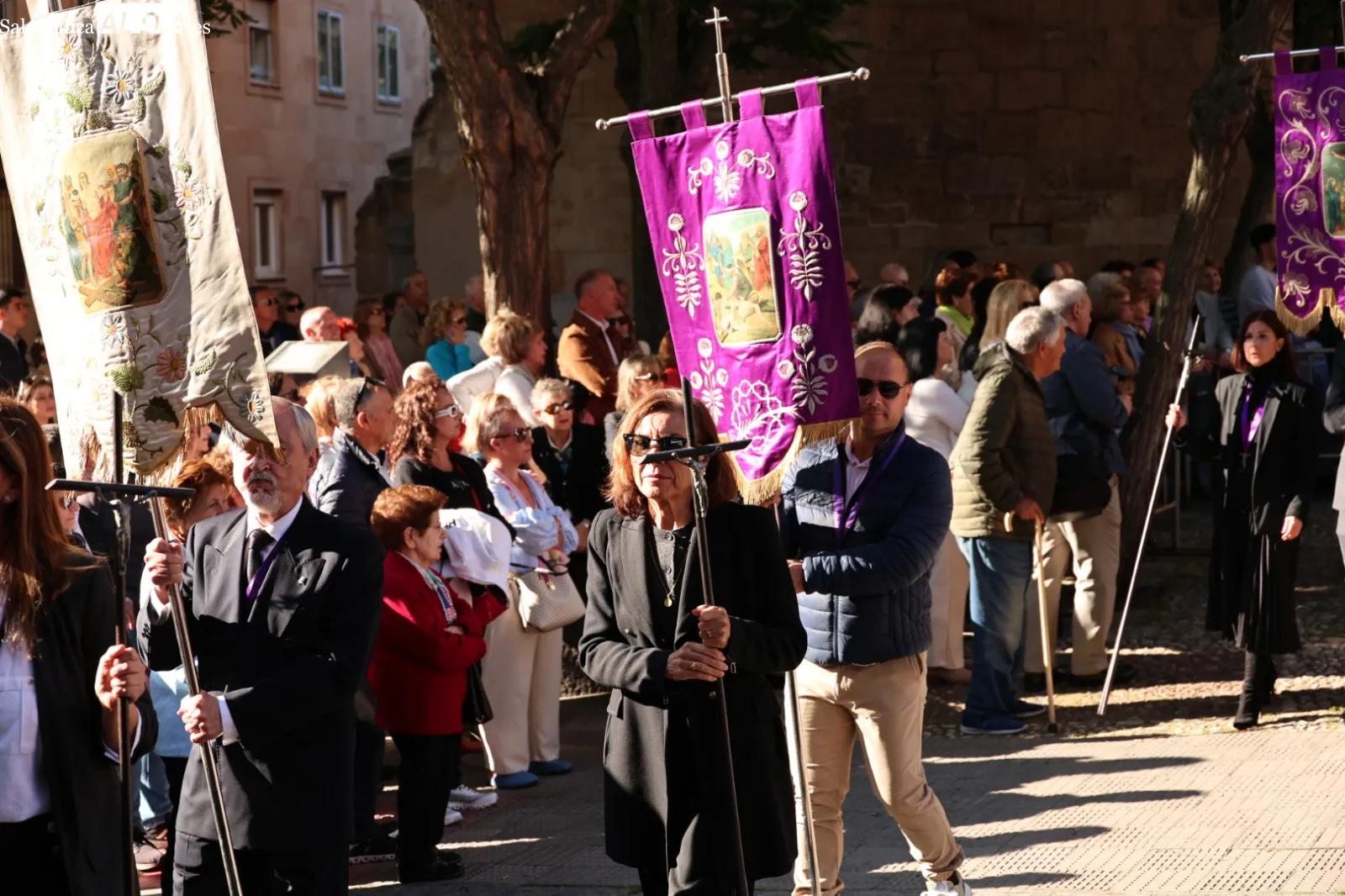 El Cristo de los Milagros realiza su tradicional procesión en Salamanca | FOTOS: David Sañudo