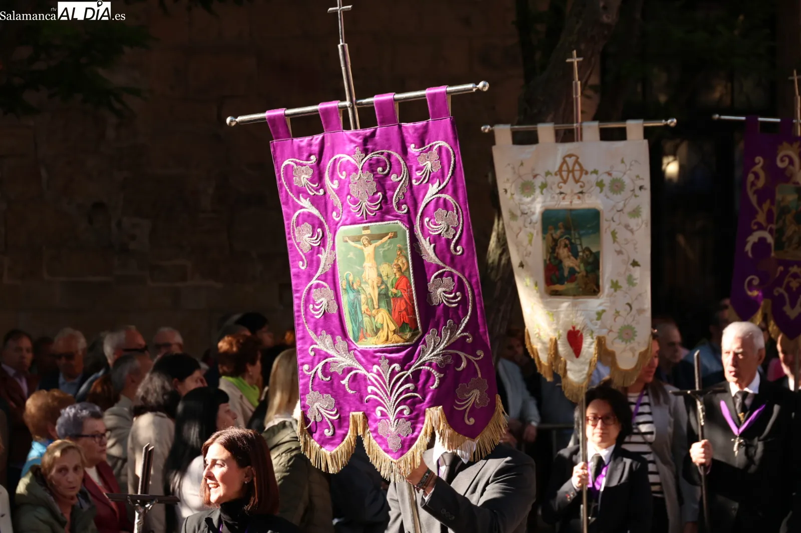 El Cristo de los Milagros realiza su tradicional procesión en Salamanca | FOTOS: David Sañudo
