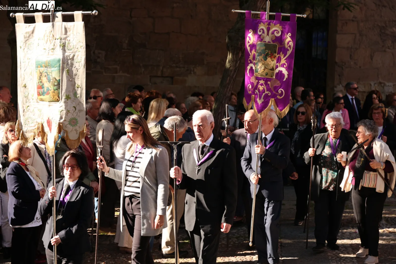 El Cristo de los Milagros realiza su tradicional procesión en Salamanca | FOTOS: David Sañudo