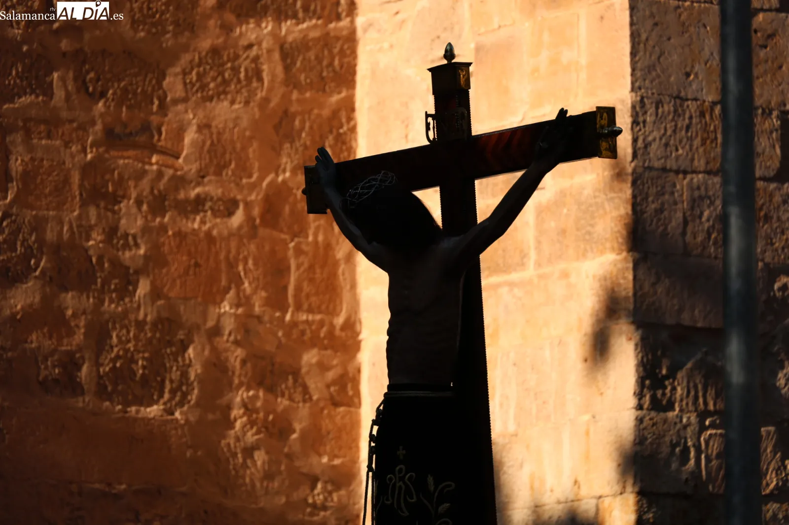 El Cristo de los Milagros realiza su tradicional procesión en Salamanca | FOTOS: David Sañudo