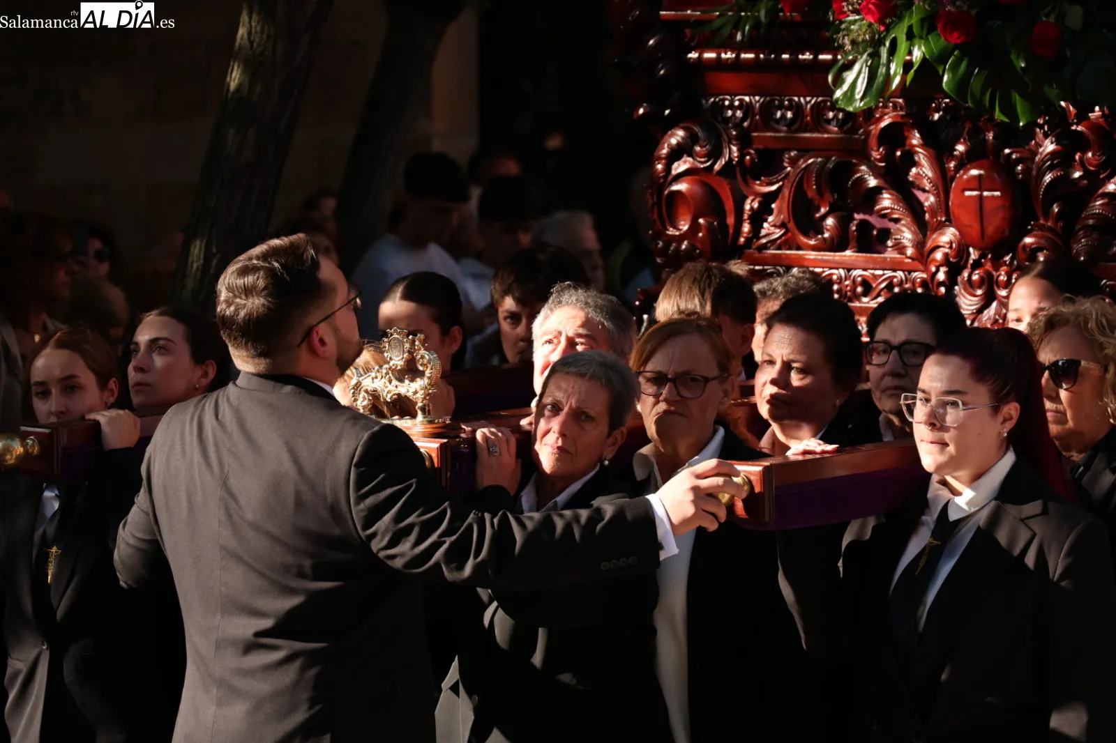 El Cristo de los Milagros realiza su tradicional procesión en Salamanca | FOTOS: David Sañudo