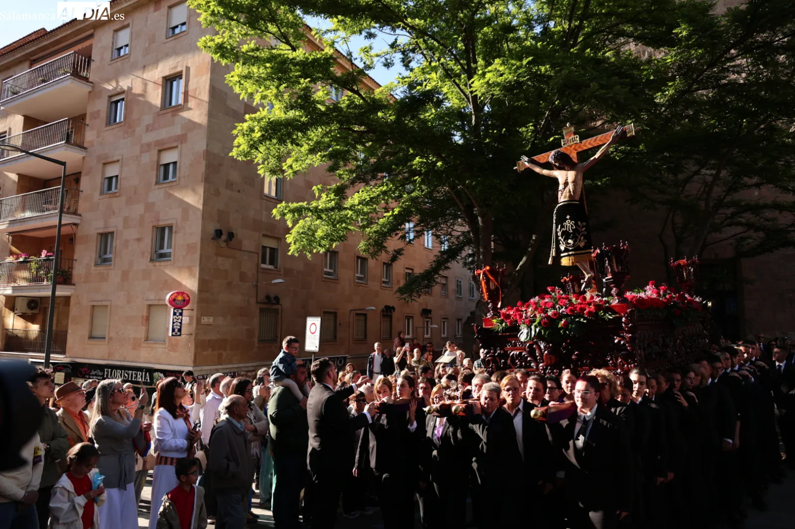 El Cristo de los Milagros recorre las calles de Salamanca