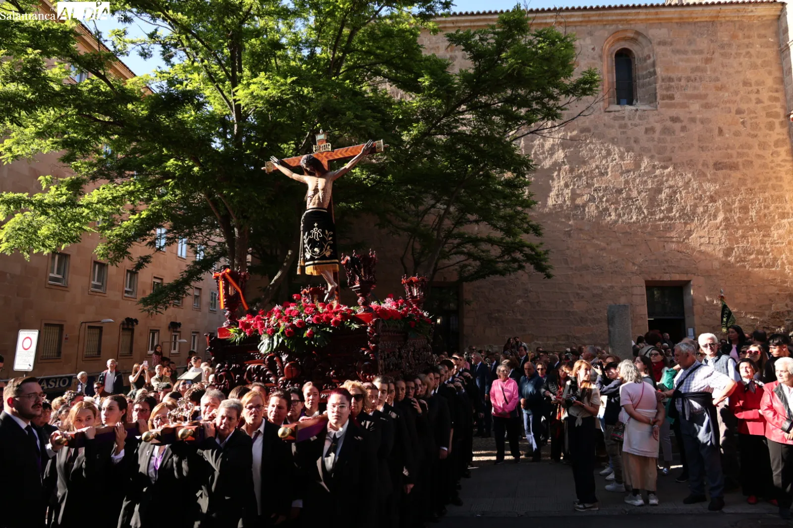 El Cristo de los Milagros realiza su tradicional procesión en Salamanca | FOTOS: David Sañudo