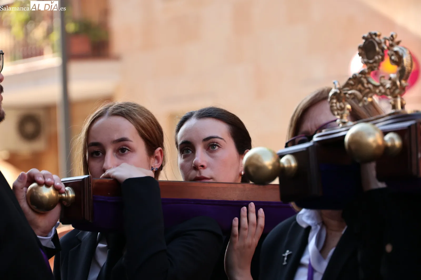El Cristo de los Milagros realiza su tradicional procesión en Salamanca | FOTOS: David Sañudo