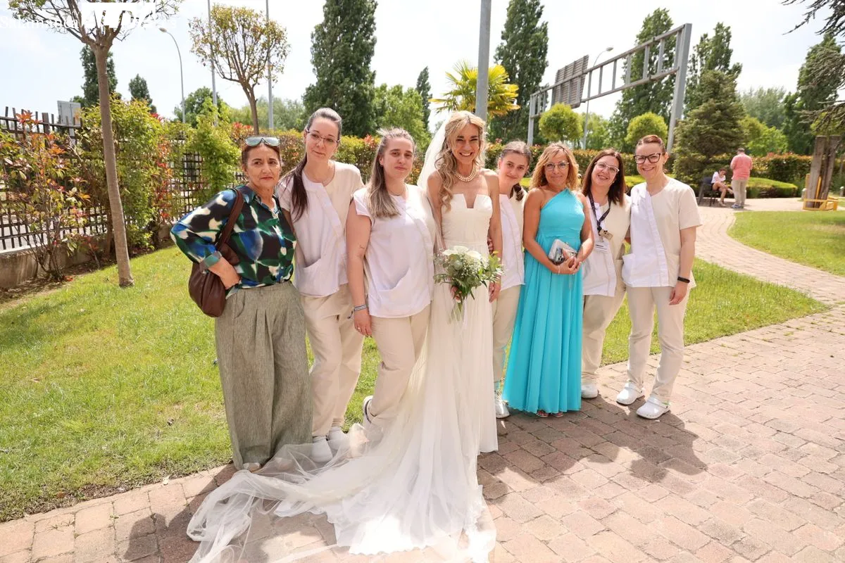Mari Carmen López, auxiliar de enfermería, celebra su boda con Raúl Gómez en la capilla de la residencia donde trabaja. Fotos: David Sañudo