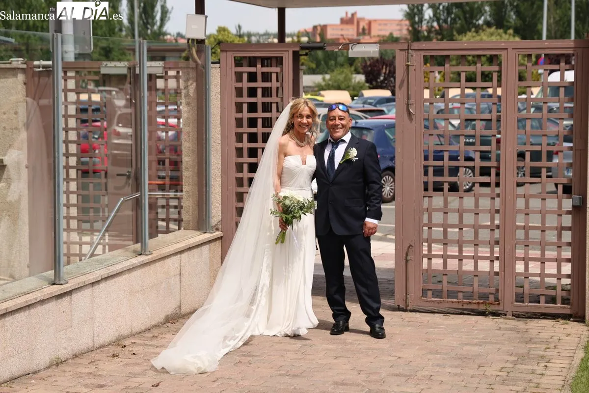 Mari Carmen López, auxiliar de enfermería, celebra su boda con Raúl Gómez en la capilla de la residencia donde trabaja. Fotos: David Sañudo